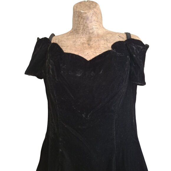 VTG Black Velvet Off-Shoulder Dress with Sweetheart Neckline & Flared Skirt - Picture 2 of 13